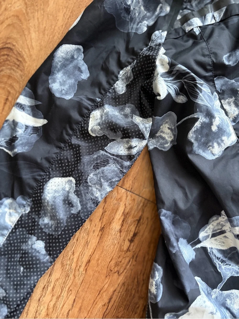 Lululemon Floral Windbreaker size 4 /S black hooded running Jacket -16” ptp
